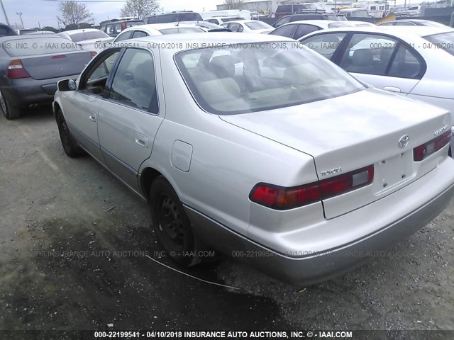 JT2BG28K5X0328197 - 1999 TOYOTA CAMRY LE/XLE SILVER photo 3