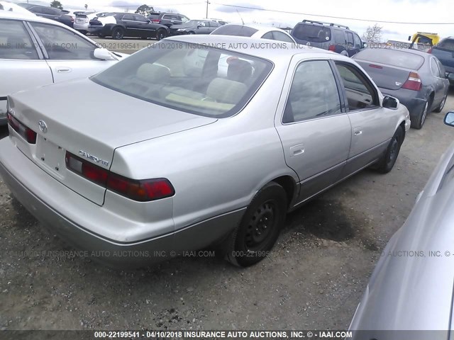JT2BG28K5X0328197 - 1999 TOYOTA CAMRY LE/XLE Silber Foto 4
