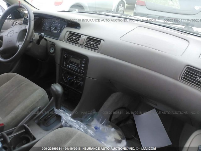JT2BG28K5X0328197 - 1999 TOYOTA CAMRY LE/XLE Silber Foto 5