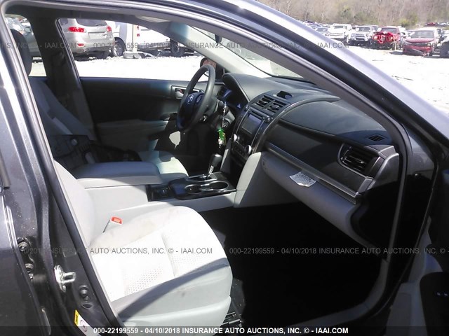 4T4BF1FK2ER360409 - 2014 TOYOTA CAMRY L/SE/LE/XLE ნაცრისფერი ფოტო 5