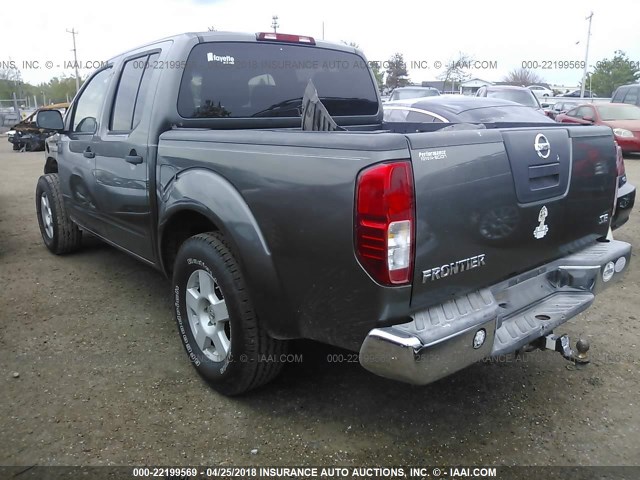 1N6AD07UX6C420824 - 2006 NISSAN FRONTIER CREW CAB LE/SE/OFF ROAD GRAY photo 3