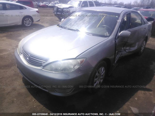 4T1BE32K55U617559 - 2005 TOYOTA CAMRY LE/XLE/SE GRAY photo 2