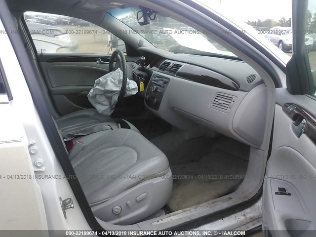 1G4HJ5EMXBU133249 - 2011 BUICK LUCERNE CXL WHITE photo 5