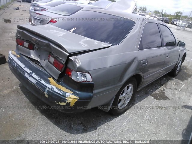 4T1BG22KXVU068557 - 1997 TOYOTA CAMRY CE/LE/XLE 灰色 照片 4