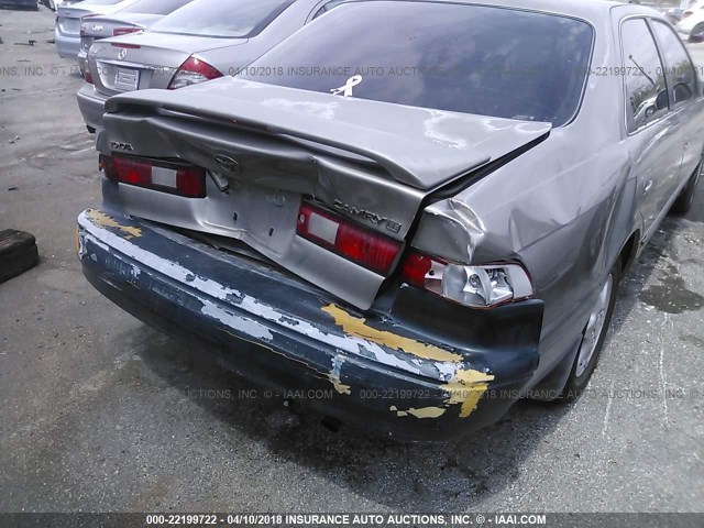 4T1BG22KXVU068557 - 1997 TOYOTA CAMRY CE/LE/XLE 灰色 照片 6