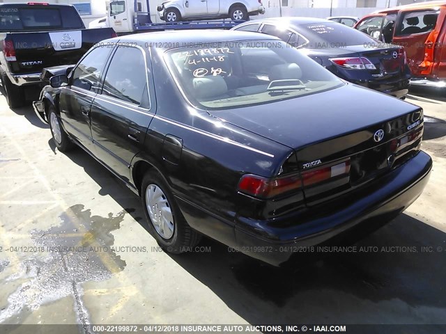 JT2BG22K8V0010421 - 1997 TOYOTA CAMRY LE/XLE შავი ფოტო 3