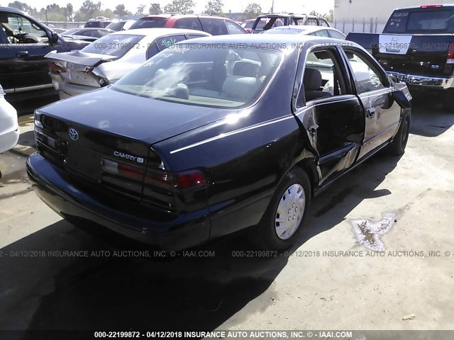 JT2BG22K8V0010421 - 1997 TOYOTA CAMRY LE/XLE BLACK photo 4