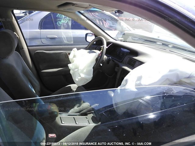 JT2BG22K8V0010421 - 1997 TOYOTA CAMRY LE/XLE შავი ფოტო 5