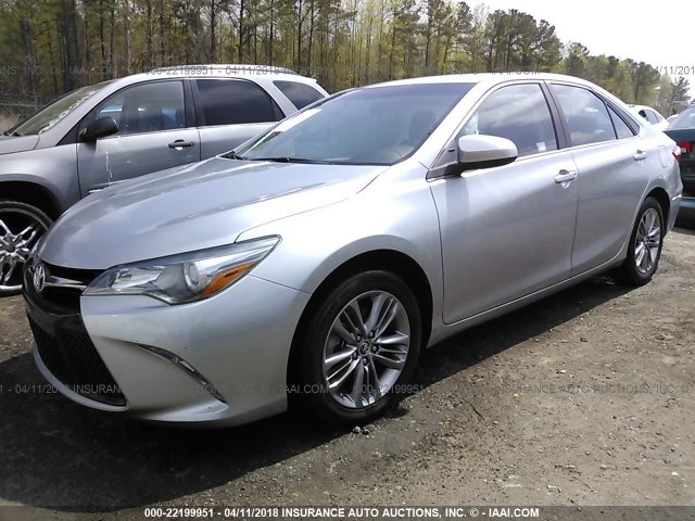 4T1BF1FK1FU029204 - 2015 TOYOTA CAMRY LE/XLE/SE/XSE 银色 照片 2