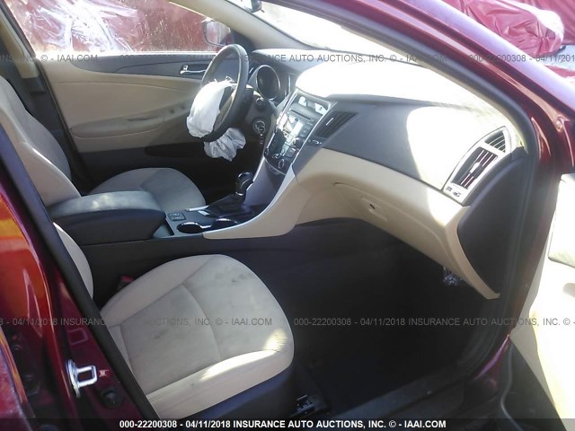 5NPEB4AC1DH740570 - 2013 HYUNDAI SONATA GLS RED photo 5