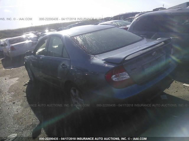 JTDBE32K520037476 - 2002 TOYOTA CAMRY LE/XLE/SE ლურჯი ფოტო 3