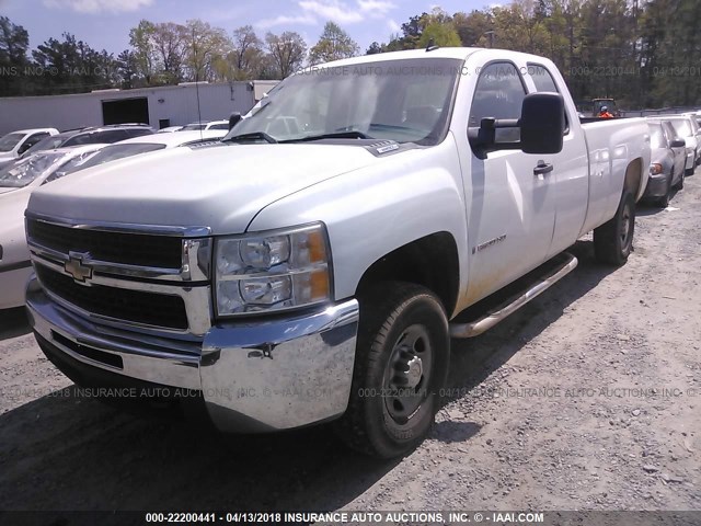 1GCHK29K48E111856 - 2008 CHEVROLET SILVERADO K2500 HEAVY DUTY WHITE photo 2