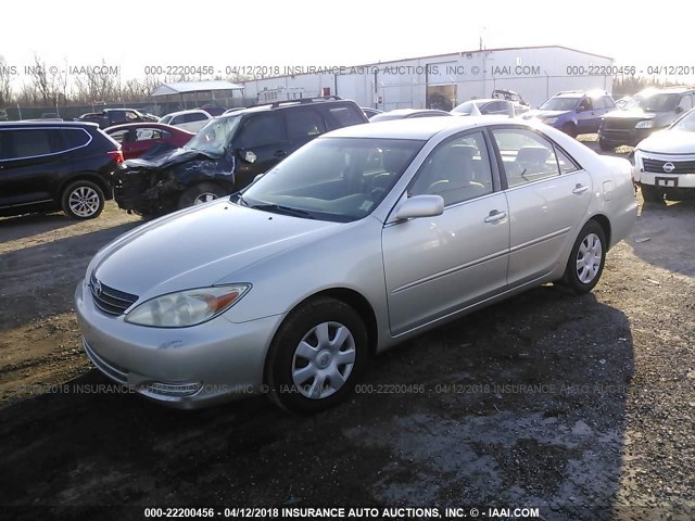 JTDBE32K420096468 - 2002 TOYOTA CAMRY LE/XLE/SE SILVER photo 2
