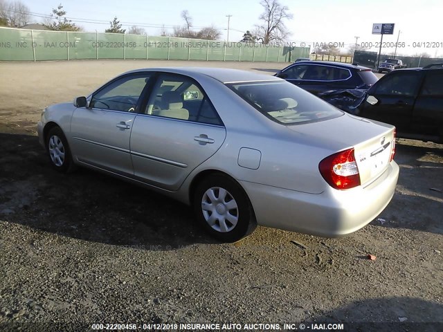 JTDBE32K420096468 - 2002 TOYOTA CAMRY LE/XLE/SE SILVER photo 3
