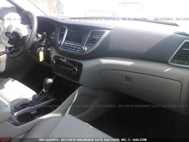 KM8J23A4XGU152156 - 2016 HYUNDAI TUCSON SE SILVER photo 5