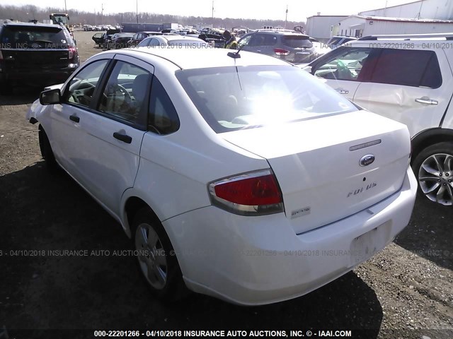 1FAHP34N08W207153 - 2008 FORD FOCUS S/SE WHITE photo 3