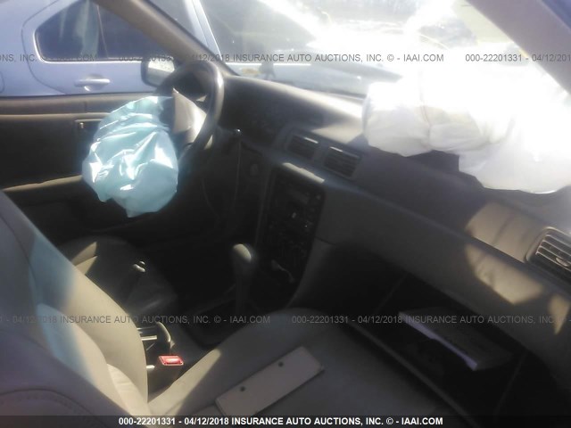 JT2BF28K9X0227456 - 1999 TOYOTA CAMRY LE/XLE Schwarz Foto 5