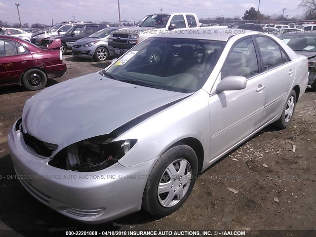 4T1BE32K42U031575 - 2002 TOYOTA CAMRY LE/XLE/SE SILVER photo 2