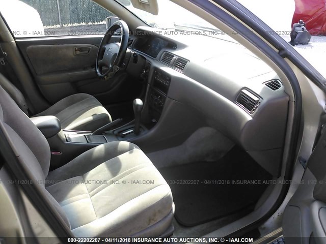 JT2BG22K6W0224633 - 1998 TOYOTA CAMRY CE/LE/XLE 金色 照片 5