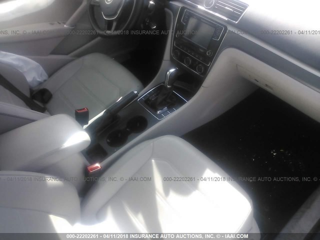 1VWDT7A36HC043338 - 2017 VOLKSWAGEN PASSAT R-LINE Boz foto 5