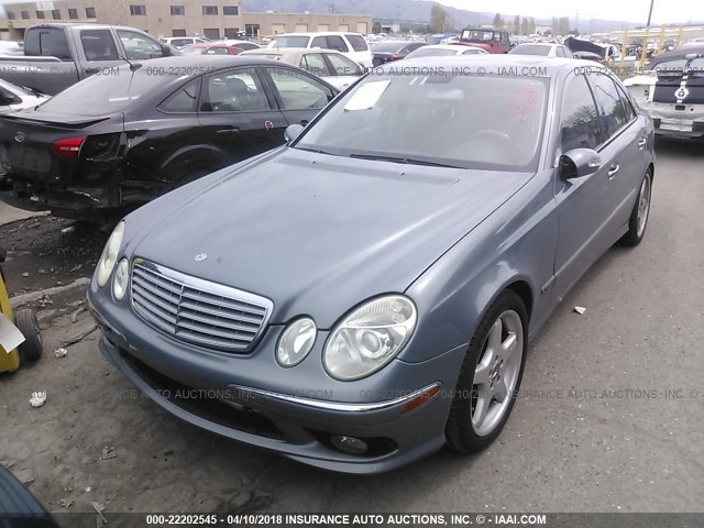 WDBUF70J75A768284 - 2005 MERCEDES-BENZ E 500 BLUE photo 2