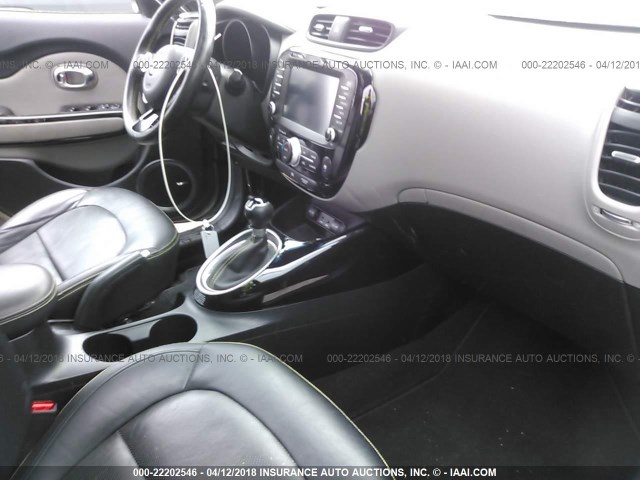 KNDJP3A52E7038596 - 2014 KIA SOUL + GRAY photo 5