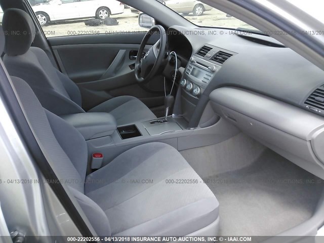 4T1BE46K29U392023 - 2009 TOYOTA CAMRY SE/LE/XLE SILVER photo 5