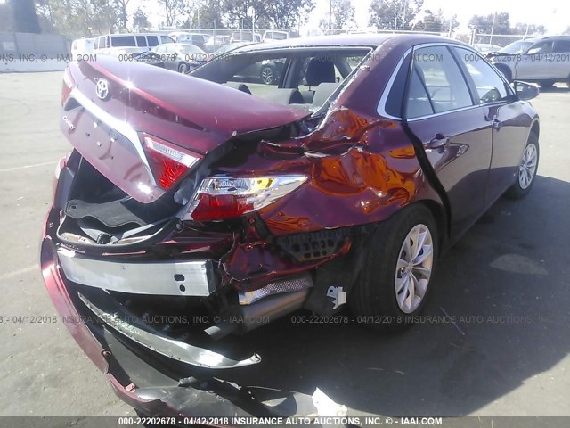 4T1BF1FK6HU798414 - 2017 TOYOTA CAMRY LE/XLE/SE/XSE BURGUNDY photo 4