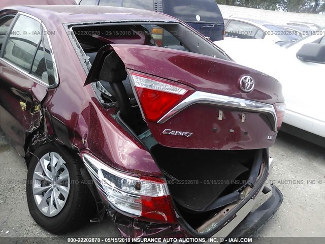 4T1BF1FK6HU798414 - 2017 TOYOTA CAMRY LE/XLE/SE/XSE Bordeaux Foto 6