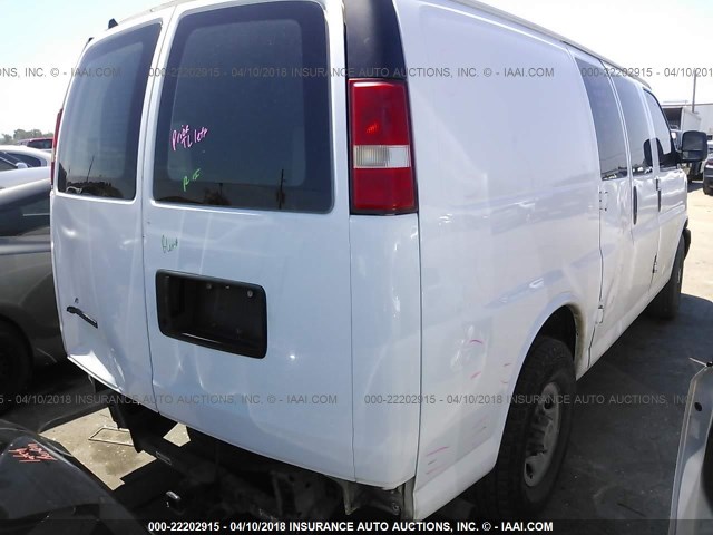 1GCGG25C591100322 - 2009 CHEVROLET EXPRESS G2500  WHITE photo 4