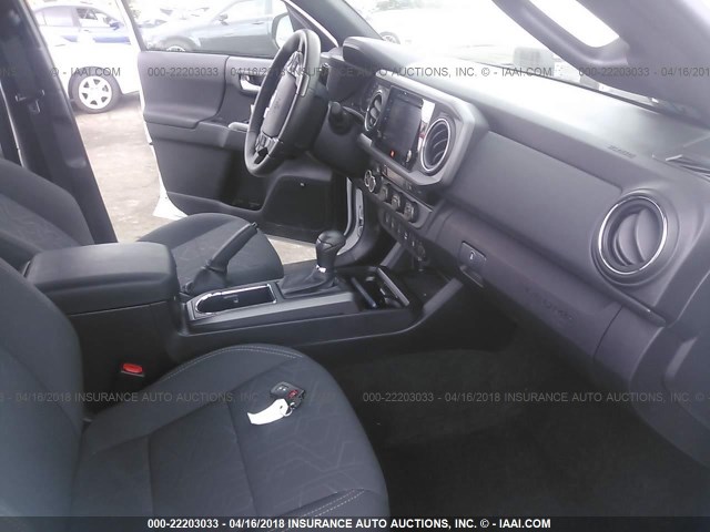 3TMCZ5ANXHM093368 - 2017 TOYOTA TACOMA DBL CAB/SR/TRDSPT/OR/PRO თეთრი ფოტო 5