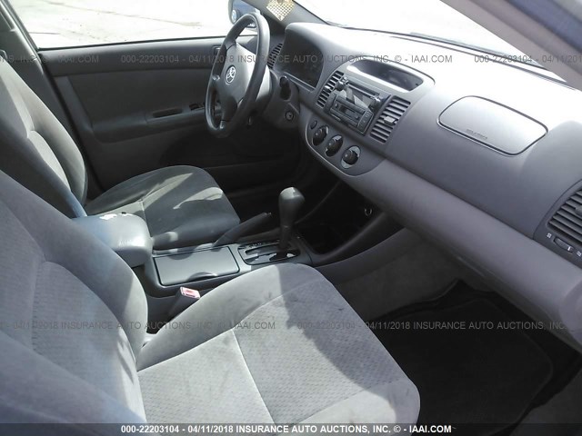 JTDBE32K120095505 - 2002 TOYOTA CAMRY LE/XLE/SE კრემისფერი ფოტო 5