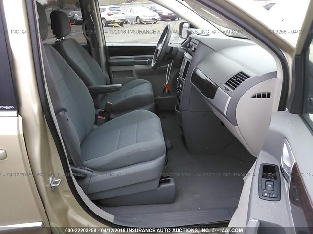 2A4RR5D1XAR369866 - 2010 CHRYSLER TOWN & COUNTRY TOURING GOLD photo 5