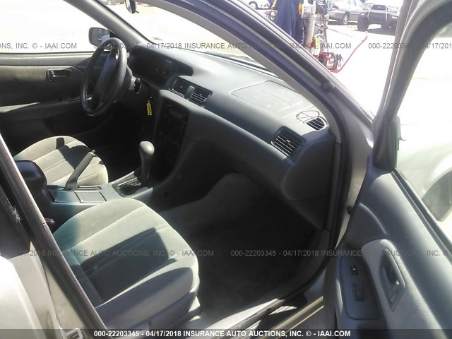 4T1BG22K91U021417 - 2001 TOYOTA CAMRY CE/LE/XLE ვერცხლისფერი ფოტო 5