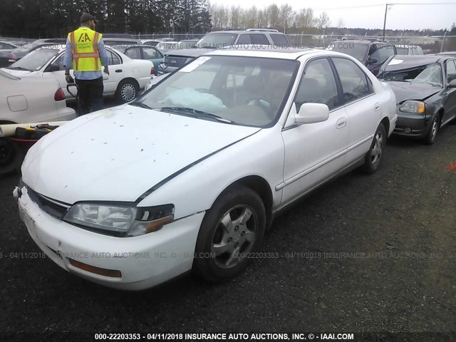 1HGCD5567VA024083 - 1997 HONDA ACCORD EX/EX-R WHITE photo 2