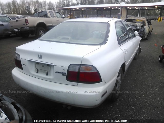 1HGCD5567VA024083 - 1997 HONDA ACCORD EX/EX-R WHITE photo 4