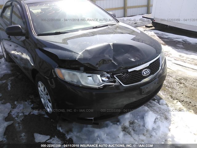 KNAFT4A22B5885569 - 2011 KIA FORTE LX BLACK photo 6