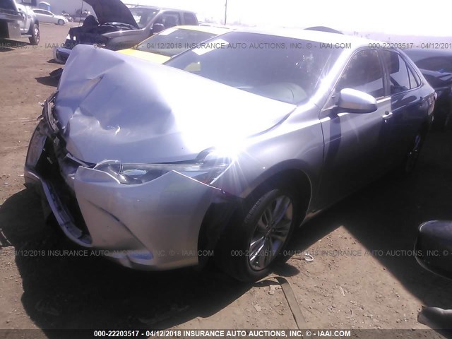 4T1BF1FK4FU953118 - 2015 TOYOTA CAMRY LE/XLE/SE/XSE GRAY photo 2