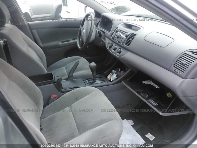 4T1BE32K94U795781 - 2004 TOYOTA CAMRY LE/XLE/SE SILVER photo 5