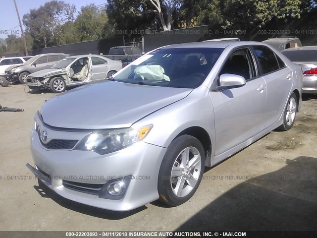 4T1BF1FK5CU045837 - 2012 TOYOTA CAMRY SE/LE/XLE SILVER photo 2