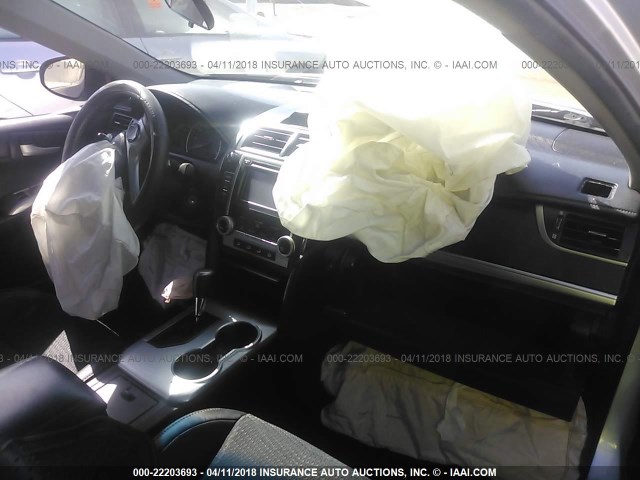 4T1BF1FK5CU045837 - 2012 TOYOTA CAMRY SE/LE/XLE 银色 照片 5