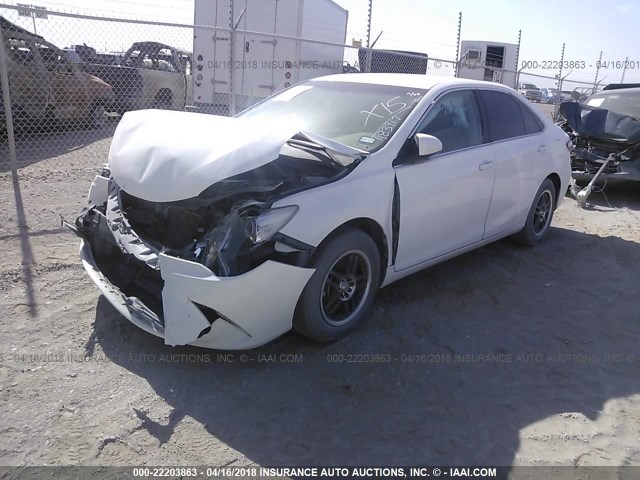 4T1BF1FK6FU483917 - 2015 TOYOTA CAMRY LE/XLE/SE/XSE Weiß Foto 2