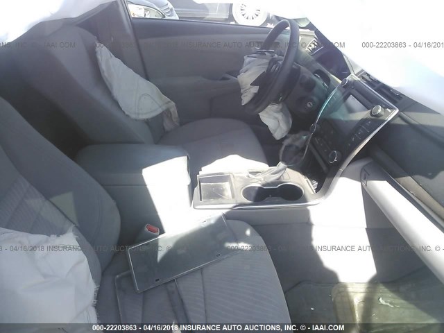 4T1BF1FK6FU483917 - 2015 TOYOTA CAMRY LE/XLE/SE/XSE Weiß Foto 5