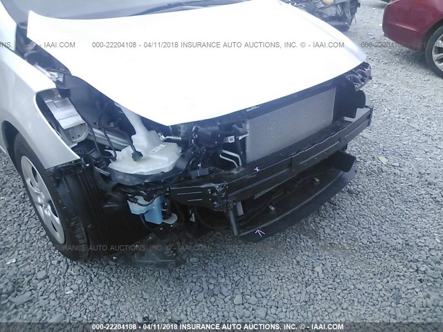 3KPFK4A74HE113718 - 2017 KIA FORTE LX SILVER photo 6