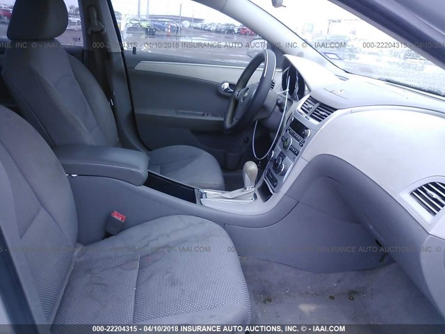 1G1ZA5E05AF283979 - 2010 CHEVROLET MALIBU LS 银色 照片 5