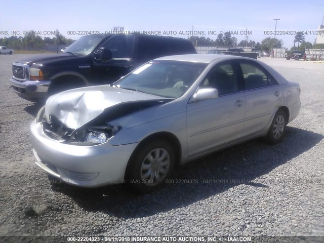 4T1BE32K85U085272 - 2005 TOYOTA CAMRY LE/XLE/SE ვერცხლისფერი ფოტო 2
