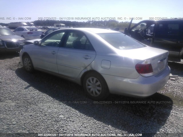 4T1BE32K85U085272 - 2005 TOYOTA CAMRY LE/XLE/SE ვერცხლისფერი ფოტო 3