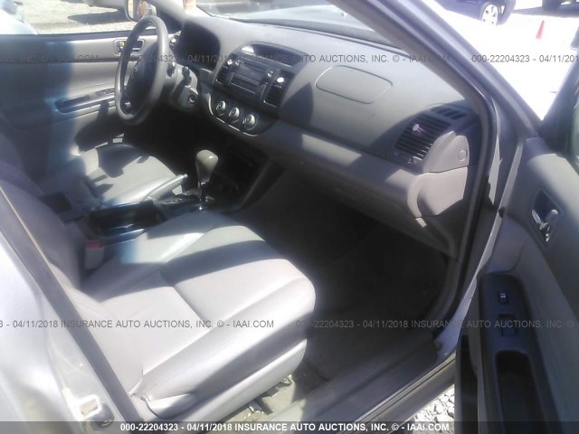 4T1BE32K85U085272 - 2005 TOYOTA CAMRY LE/XLE/SE ვერცხლისფერი ფოტო 5
