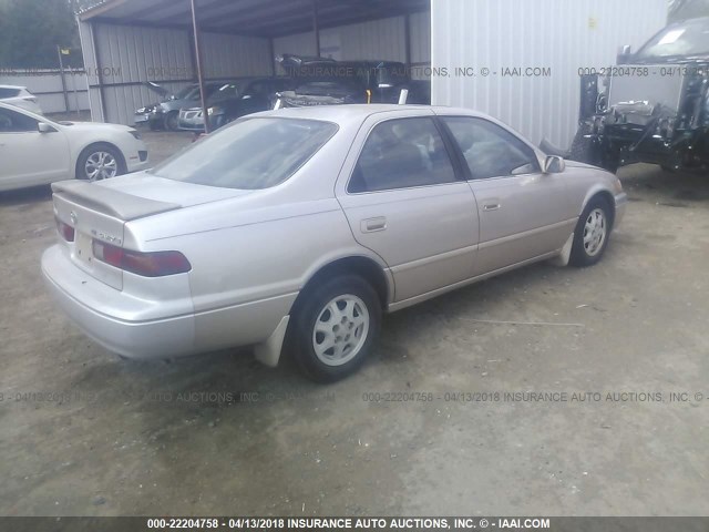 4T1BG22K0WU371512 - 1998 TOYOTA CAMRY CE/LE/XLE BEIGE photo 4