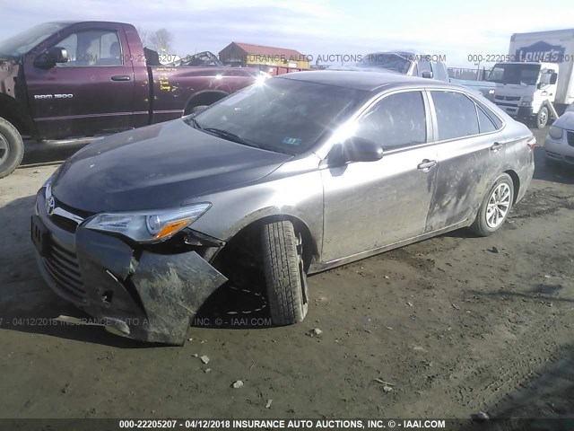 4T1BF1FK5FU934156 - 2015 TOYOTA CAMRY LE/XLE/SE/XSE GRAY photo 2